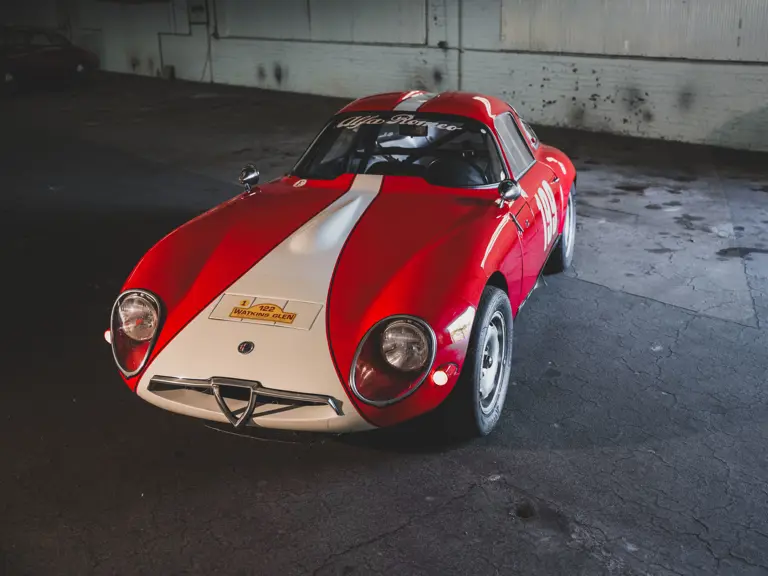 سيارة ألفا روميو Alfa Romeo TZ-1 الكلاسيكية بلونها الأحمر والأبيض المميز