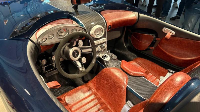 رينا.. سيارة رياضية إيطالية بمحرك V8 وعلبة تروس يدوية 