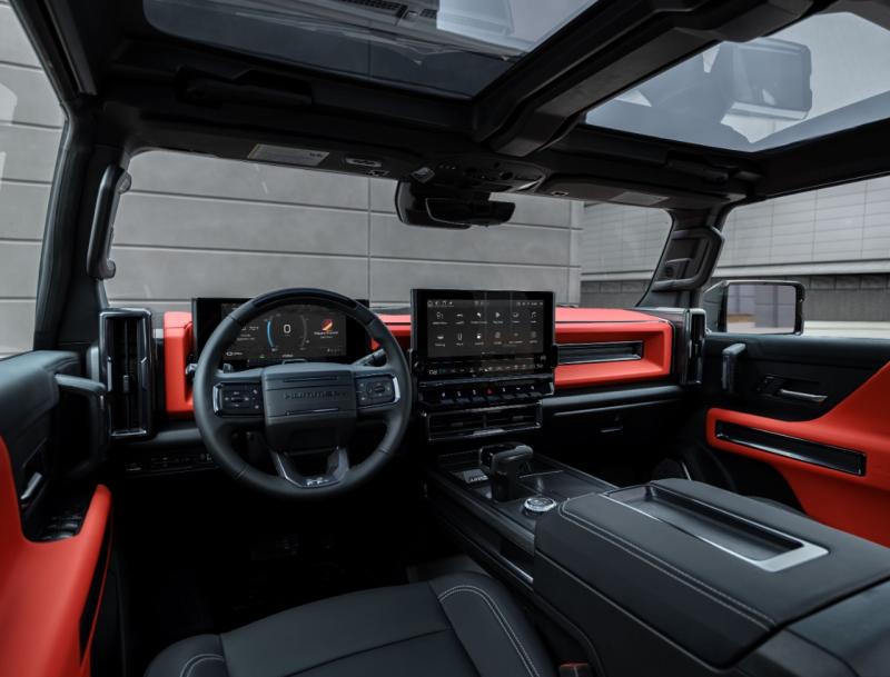 سيارة GMC HUMMER الكهربائية نسخة 2026 تعد بتجربة قيادة أكثر قوة وفخامة على الطرق الوعرة