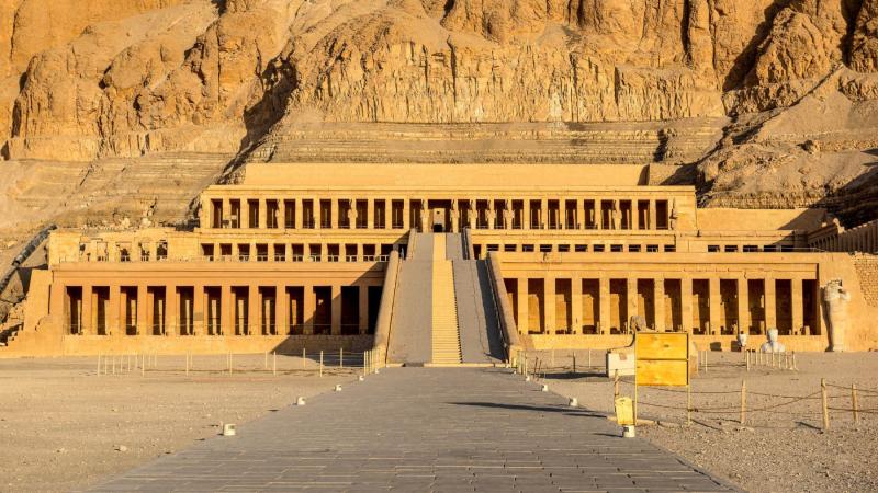 المعبد الجنائزي للملكة حتشبسوت الذي يرتفع في ثلاثة مستويات في الأقصر./ أفضل التجارب والمغامرات في فنادق ومنتجعات العالم العربي