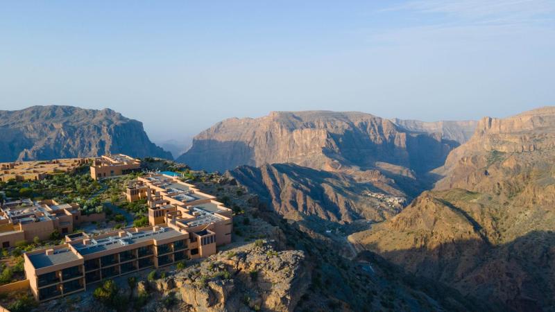 ينتصب المنتجع على ارتفاع 6,500 قدم فوق حافة وادٍ سحيق مذكرًا بالحصون العمانية التقليدية./ أفضل التجارب والمغامرات في فنادق ومنتجعات العالم العربي
