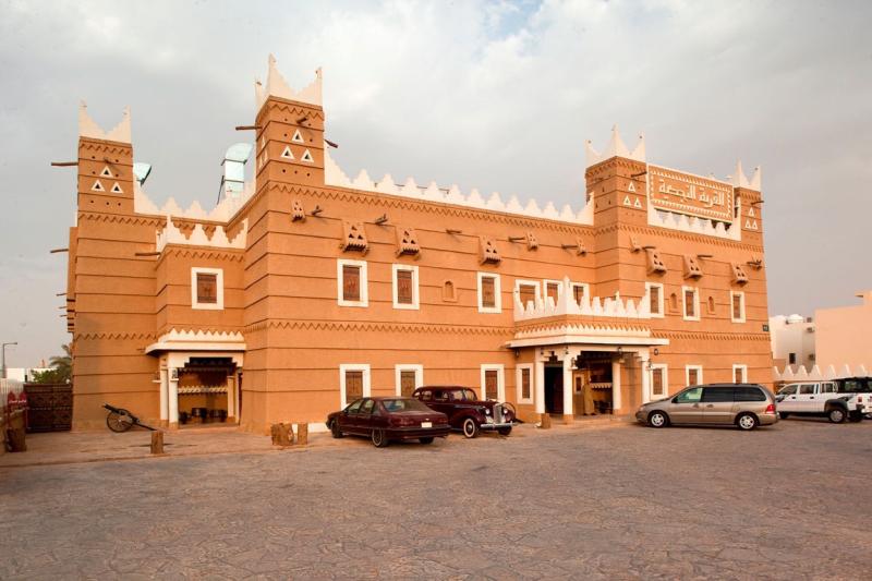 تُختتم التجربة بوجبة سعودية تقليدية في القرية النجدية./ أفضل التجارب والمغامرات في فنادق ومنتجعات العالم العربي