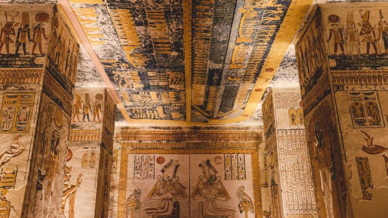 تشمل الجولة استكشاف تاريخ مصر القديمة الذي توثقه المشاهد المنحوتة على الجدران لتصوير مظاهر الحياة والطقوس والإنجازات. / أفضل التجارب والمغامرات في فنادق ومنتجعات العالم العربي