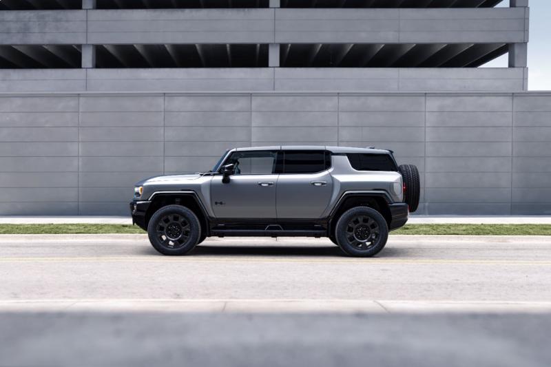 سيارة GMC HUMMER الكهربائية نسخة 2026 تعد بتجربة قيادة أكثر قوة وفخامة على الطرق الوعرة