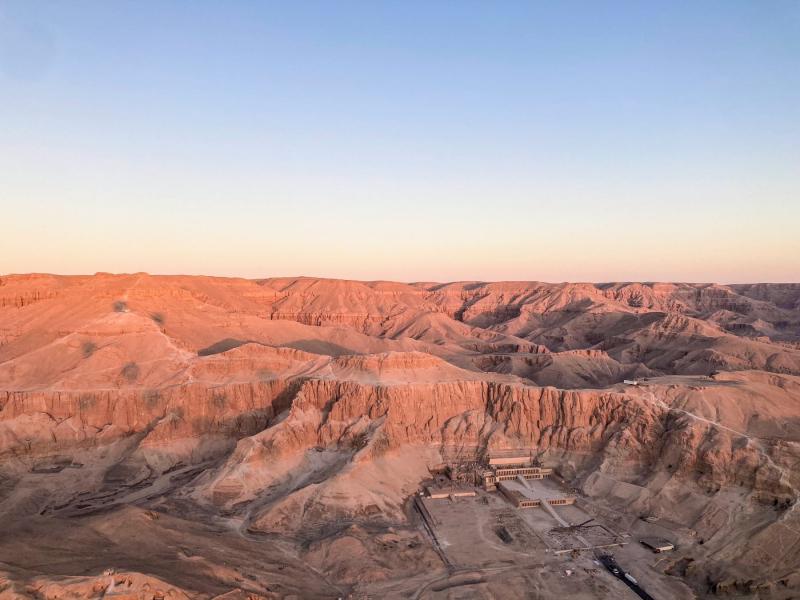 معالم الأقصر التاريخية، بما في ذلك معبد حتشبسوت، على ما تبدو من السماء./ أفضل التجارب والمغامرات في فنادق ومنتجعات العالم العربي