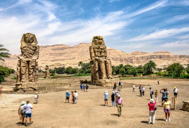 تمثالا ممنون، آخر ما بقي من المعبد الجنائزي الذي يخلّد ذكرى الملك أمنحتب الثالث./ أفضل التجارب والمغامرات في فنادق ومنتجعات العالم العربي