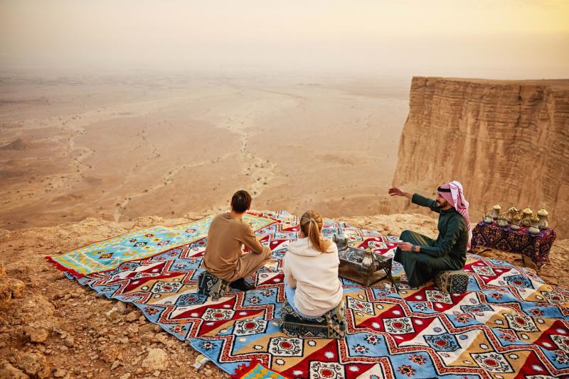 عند الوصول إلى قمة الجرف الصخري، تنتظر المغامرين مشاهد تخطف الأنفاس من علو./ أفضل التجارب والمغامرات في فنادق ومنتجعات العالم العربي