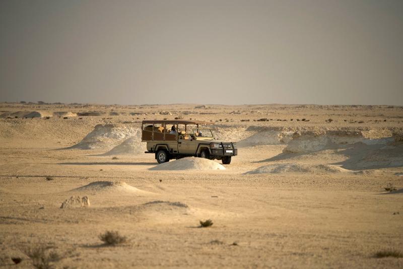 تبدأ المغامرة بجولة استكشافية لتكوينات من الحجر الجيري الشاهق، ومواقع أثرية قديمة، وتلال مرصعة بالأحفوريات، ومنحدرات بيضاء./ أفضل التجارب والمغامرات في فنادق ومنتجعات العالم العربي