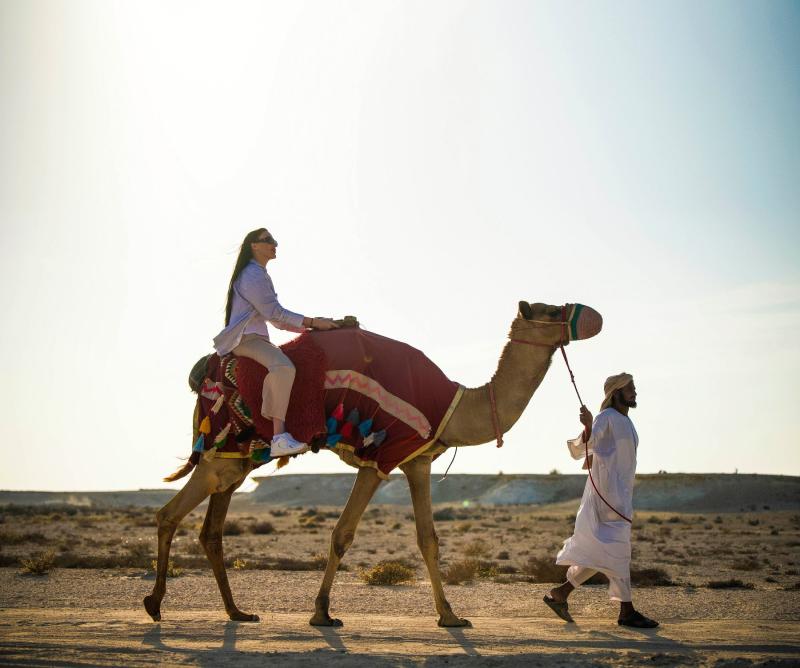 تكتمل التجربة بركوب الجمال وقت الغروب للاستزادة من أنس الصحراء./ أفضل التجارب والمغامرات في فنادق ومنتجعات العالم العربي
