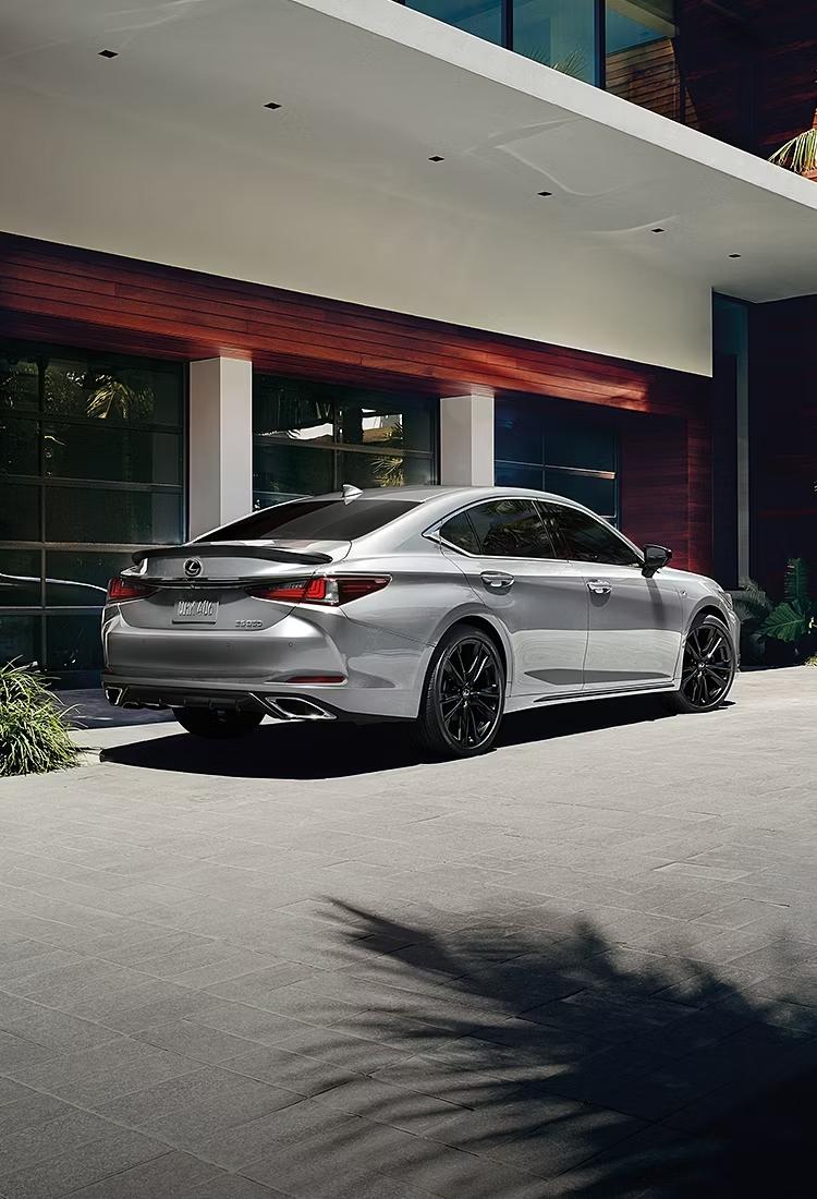 ES 300h Sports Luxury 2025.. رفاهية هجينة بتوقيع لكزس 
