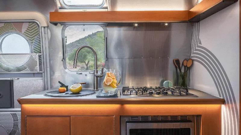 تحفة Airstream المتنقلة.. تجسيد الأناقة في قلب مقطورة Usonian Limited Edition Travel Trailer
