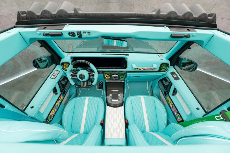 مانسوري وأليك مونوبولي يجسّدان الفن والجرأة في مرسيدس G-Class المكشوفة