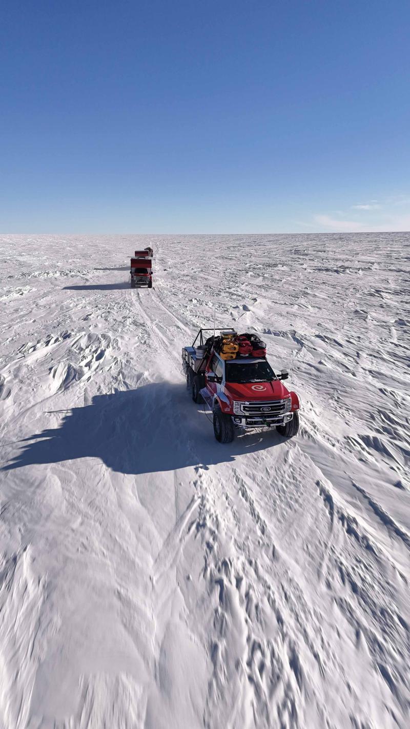 قافلة من شاحنات Arctic Trucks تعبر المنطقة القطبية الشمالية في الأشهر الأكثر دفئًا. 