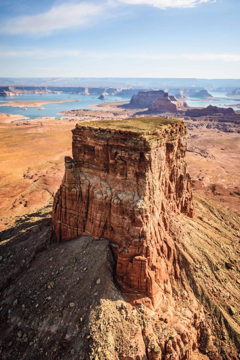 التكوين الصخري Tower Butte الذي تربض قمته على ارتفاع 5,287 قدمًا.