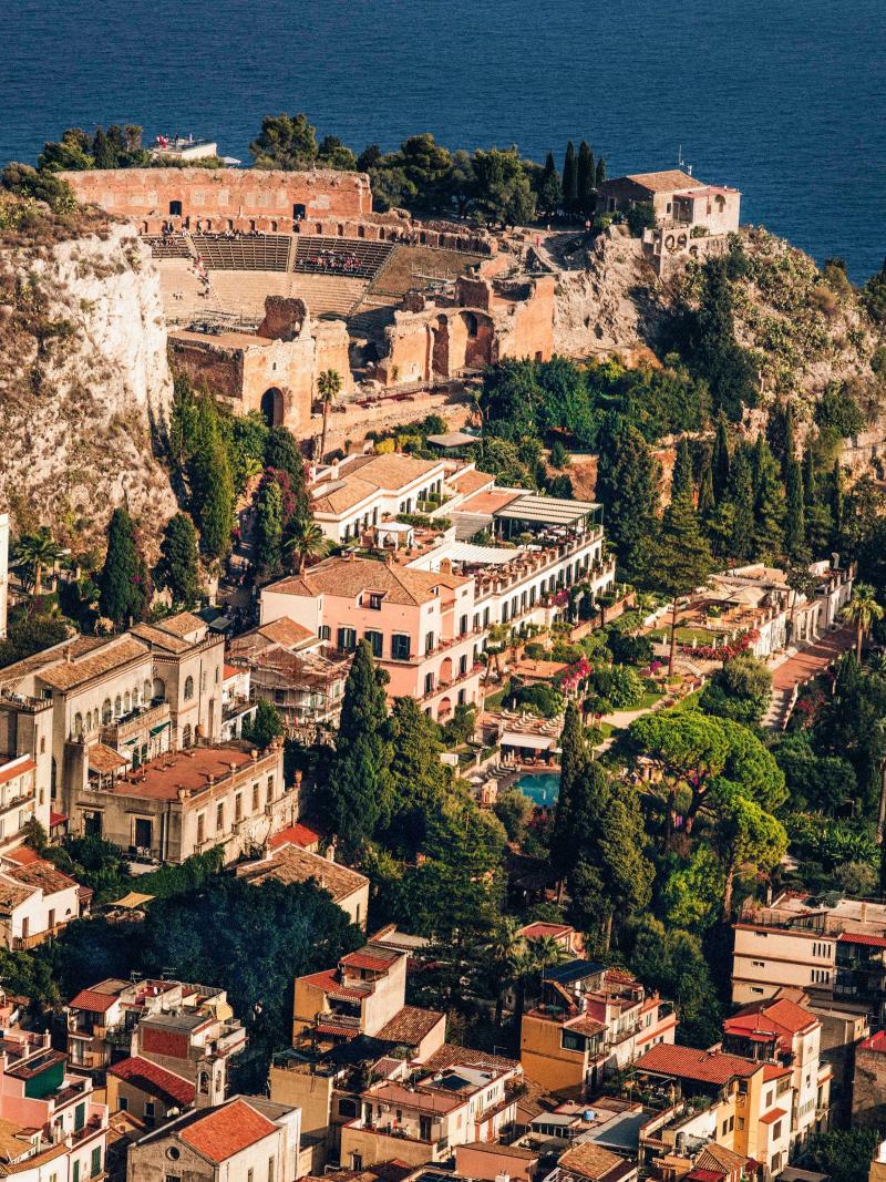 يقع فندق Grand Hotel Timeo بجانب المسرح اليوناني القديم في المدينة، ويقدّم إطلالات على جبل إتنا والبحر الأيوني.