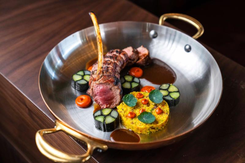 طبق Cannon of Lamb المكوّن من لحم خاصرة العجل، والكسكسي ولفائف أعشاب البحر المحشوة بالهليون وصلصة الطماطم والفلفل.