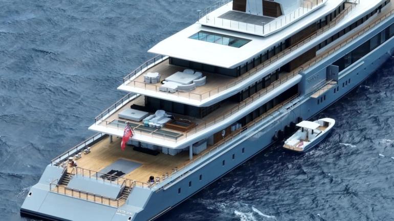 سبيلبرغ يحتفي بذكرى Jaws على متن يخته الجديد Seven Seas في مياه مايوركا