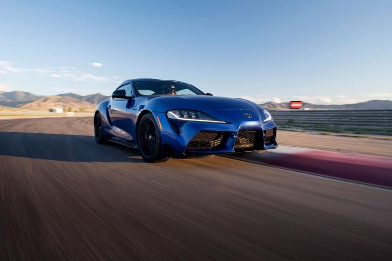 Supra GR من تويوتا/ أفضل السيارات الرياضية بناقل حركة يدوي لعام 2025