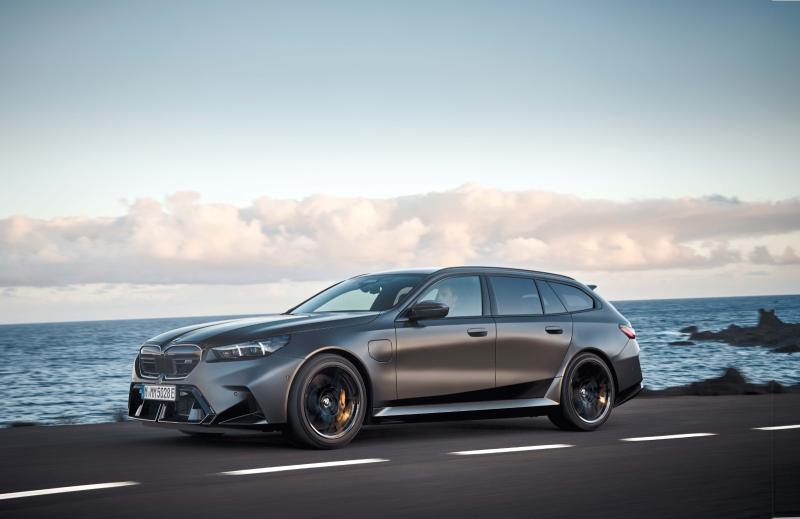 تستعيد سيارة M5 Touring إرث العلامة من خلال لغة تصميمية أصيلة، كما أنها تلبي توقعات السائقين بفضل ما تتمايز به على مستوى القوة الفائقة والتوجيه السلس والتحكم الشامل. /أفضل السيارات والدراجات لعام 2025