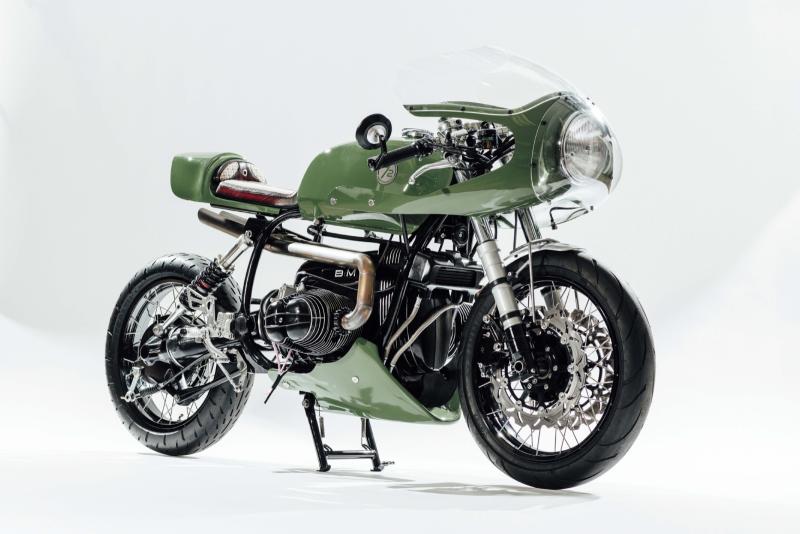 باستثناء خزان الوقود المأخوذ من دراجة BMW R90 التي تعود إلى عام 1970، صُممت العناصر الأخرى خصوصًا لهذه الدراجة، بداية من الهيكل ووصولاً إلى المقعد الجلدي المشغول يدويًا في إسبانيا. /أفضل السيارات والدراجات لعام 2025