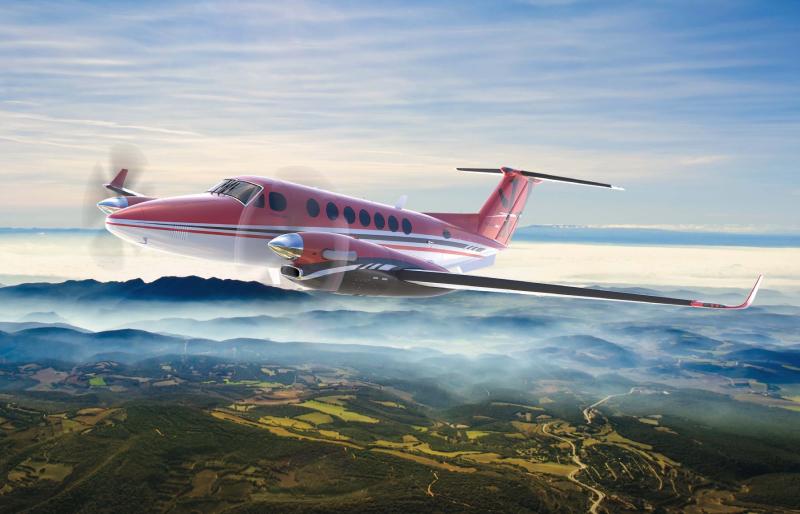 يجمع مظهر نسخة Crimson Edition من طائرة King Air بين اللونين الأحمر والفضي. /أفضل الطائرات لعام 2025