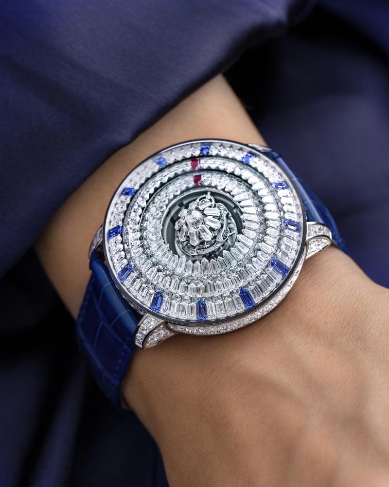 جاكوب أند كو تنظم الألماس على نحو شديد التعقيد في ساعة Mystery Tourbillon 44MM