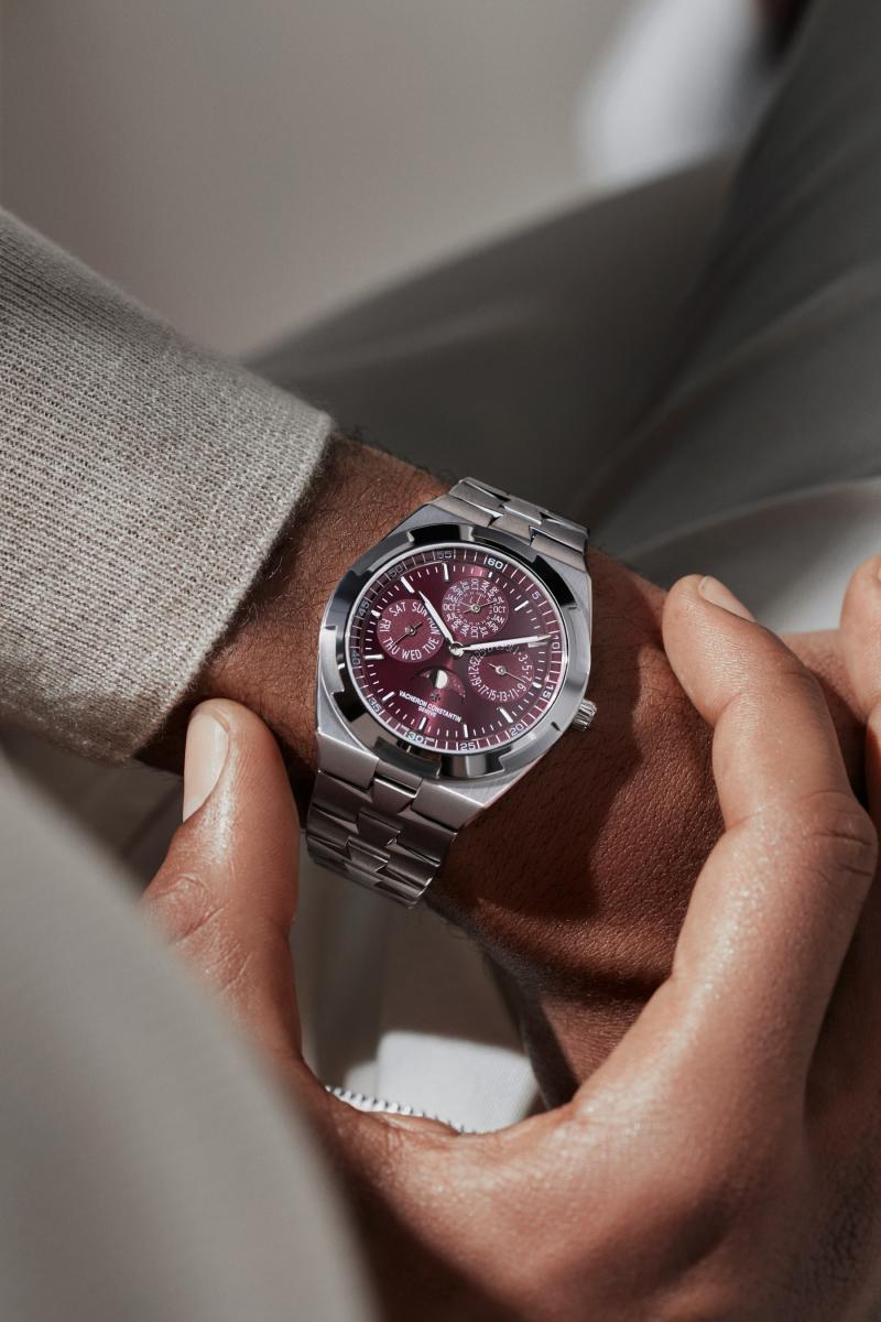 فاشرون كونستانتين تطرح نسختين جديدتين من ساعة Overseas Perpetual Calendar Ultra-Thin