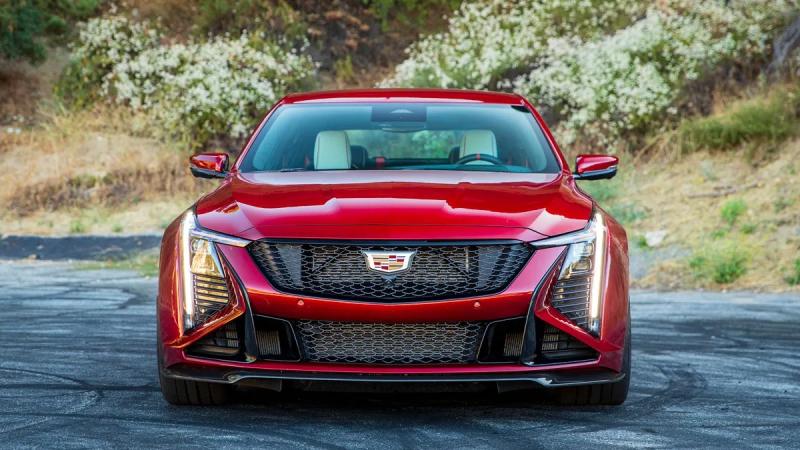 مزيج من القوة الجامحة والروح الكلاسيكية في CT5-V Blackwing من كاديلاك لعام 2025