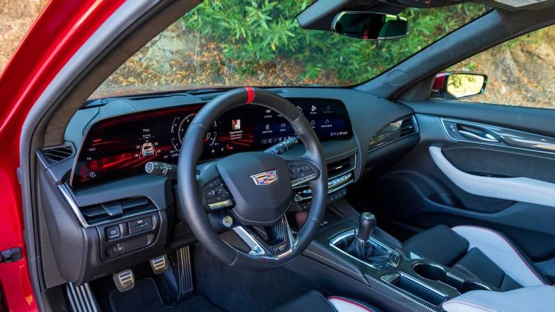 مزيج من القوة الجامحة والروح الكلاسيكية في CT5-V Blackwing من كاديلاك لعام 2025