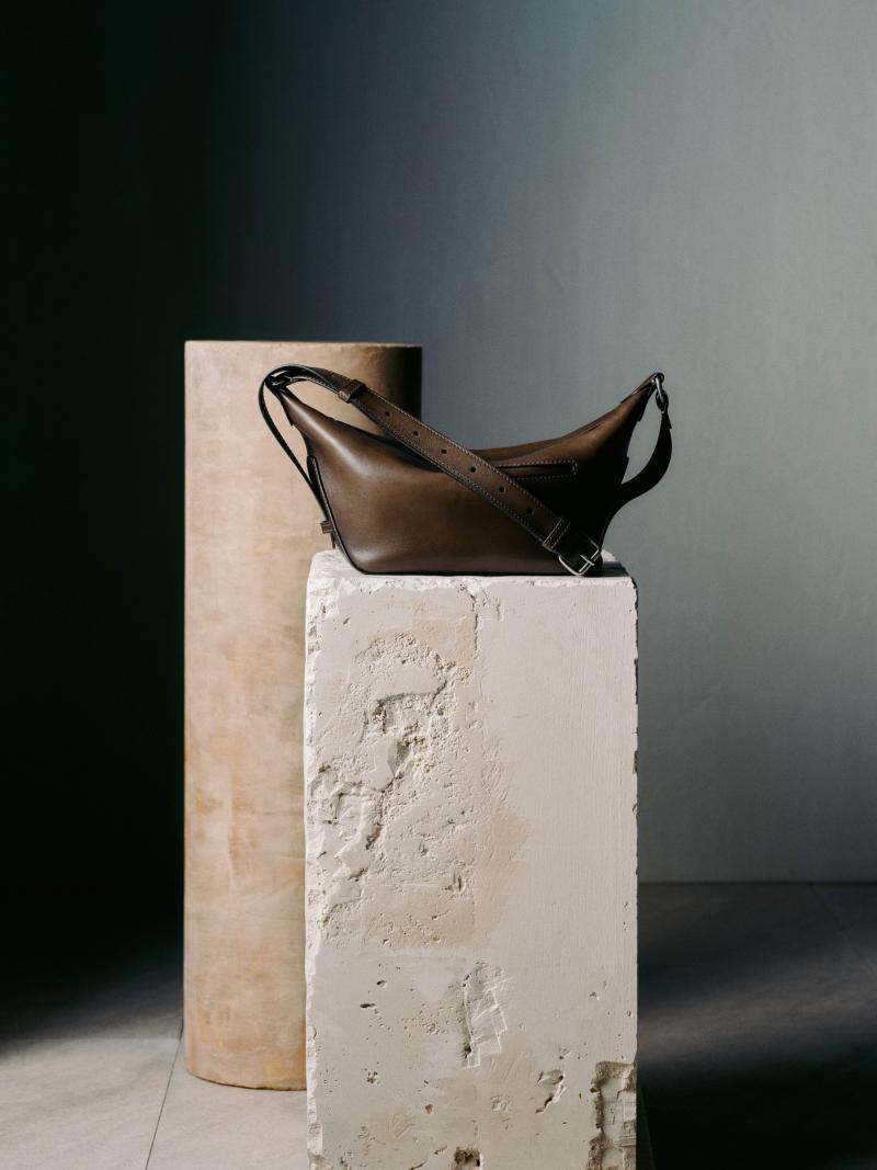 حقيبة Toujours Soft Zipped Hobo XS مشغولة من جلد العجول الناعم/ مجموعة أزياء موسم خريف 2025 وشتائه من بيرلوتي 