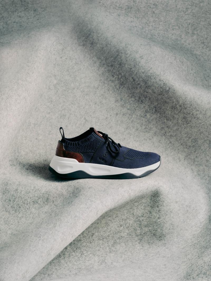 الحذاء الرياضي Shadow Knit and Leather Sneaker، مشغول من القماش المحبوك المعالج تقنيًا وجلد فينيتزيا. / مجموعة أزياء موسم خريف 2025 وشتائه من بيرلوتي 
