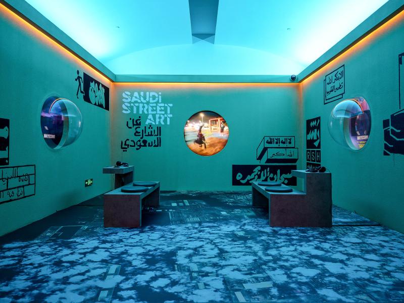 الفنون والأساطير والموسيقى والذاكرة تجتمع في صياغة أرشيفية حيّة لمدينة جدة من خلال عمل تركيبي لبسمة فلمبان بعنوان "حافة البحر".
