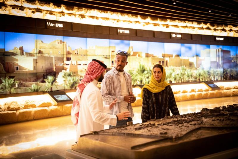 يعيد مركز الزوّار إحياء حكاية هجرة بني حنيفة وتأسيس الدرعية فيما يضيء على برامج تطويرها.