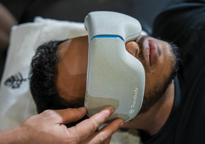 يجمع علاج SmartGoggles بين الحرارة والاهتزازات والتدليك لتلطيف إجهاد العينين.