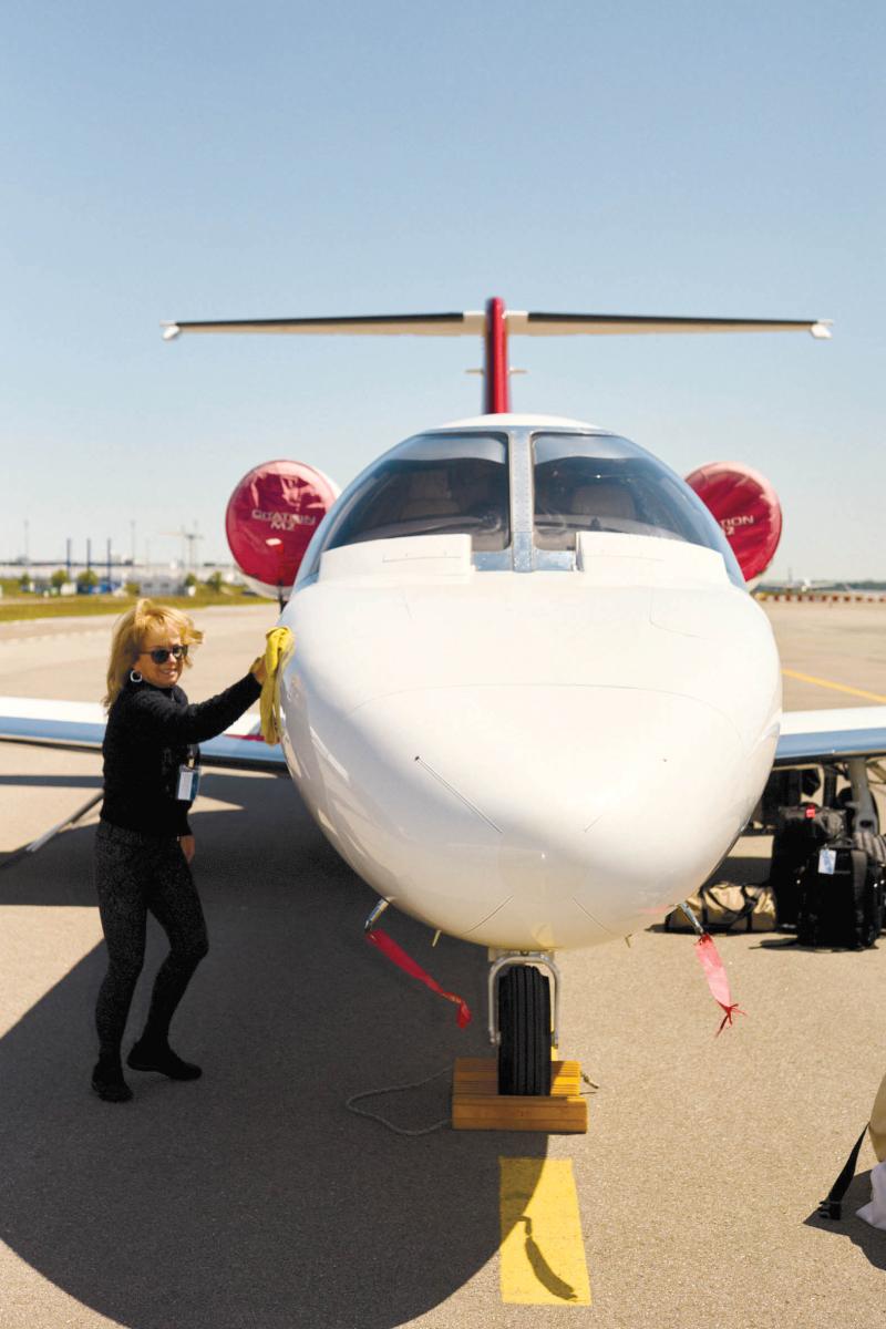كارلا إدواردز تنظف طائرتها من طراز Citation M2.