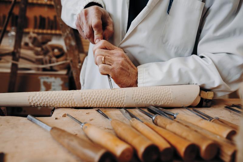 قوائم من البرونز 