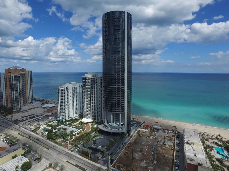  برج بورشه ديزاين Porsche Design Tower بميامي
