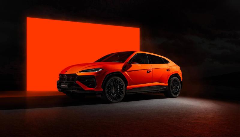 Lamborghini Urus SE - السيارة التي كسرت قواعد اللعبة بسعر 262,631 دولارًا/ أغلى 10 سيارات SUV في العالم لعام 2025
