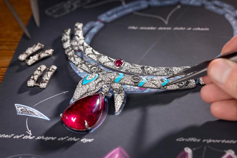 بولغري تُعيد ابتكار رمزها الدائم في معرض Serpenti Infinito بالهند