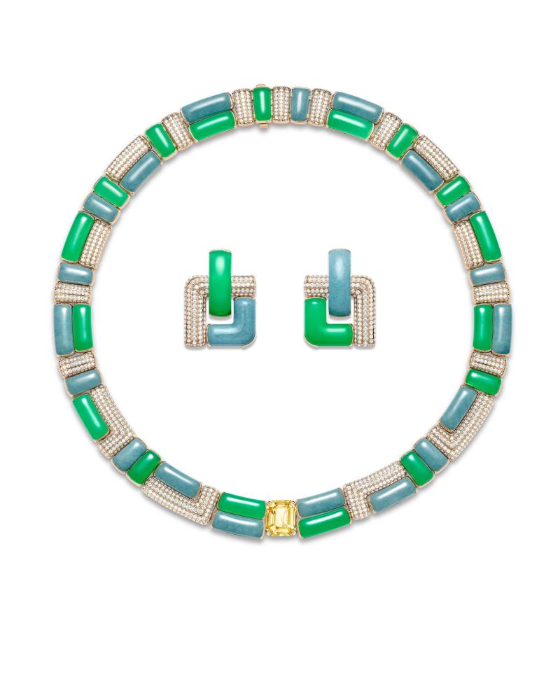 عقد Curved Artistry، صيغ من الذهب الوردي ورصع بالألماس وأحجار الكريسوبراس والترويليت، فيما توسطت مركزه ياقوتة صفراء من سريلانكا تزن 10.91 قيراط، يكتمل العقد بقرطين للأذنين مرصّعين بالألماس والكريسوبراس والترويليت.   / Shapes of Extraleganza من بياجيه