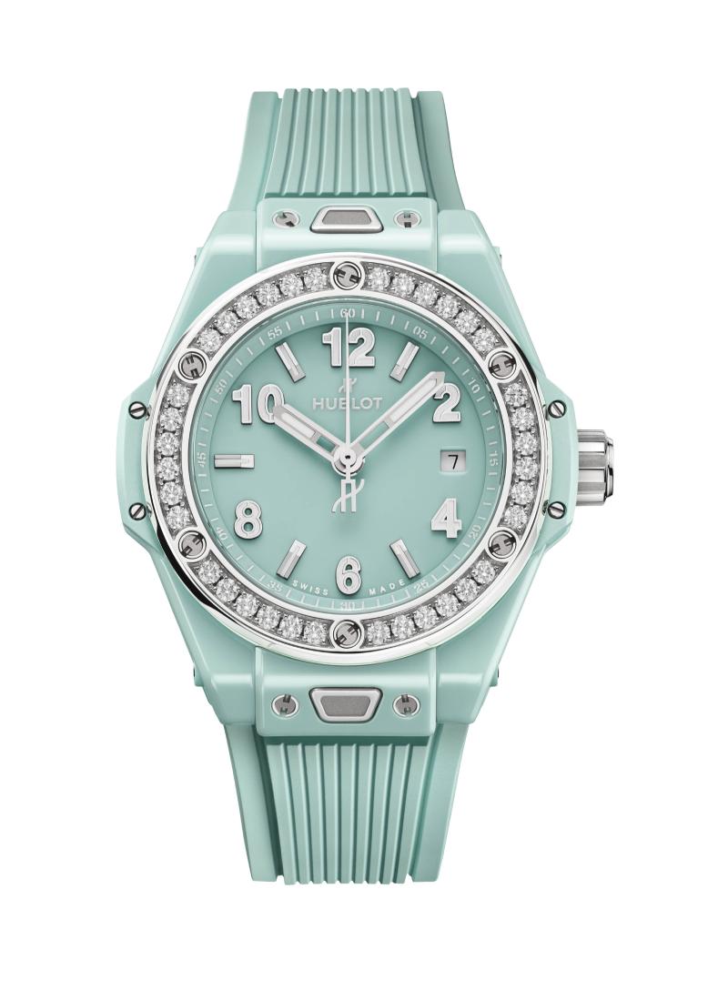 يغلب اللون الأخضر النعناني على ساعة Big Bang One Click Mint Green التي تستوطن علبة بقطر 33 ملليمترًا صيغت من السيراميك.