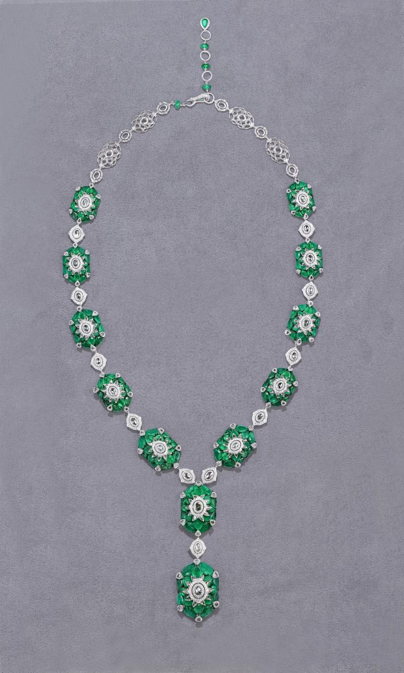 عقد Emerald Lariat المشغول من الذهب والمرصع بالألماس في محيط أحجار من زمرد زامبيا يزيد وزنها على 115 قيراطًا. 