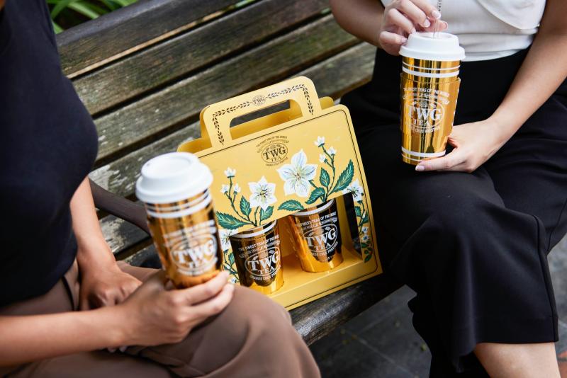 يتيح المتجر خدمة وجبات الشاي الجاهزة Takeaway Tea، وتُقدّم أصناف الشاي في أكواب مستوحاة من أباريق العلامة الذهبية، ومثبّتة داخل حوامل أنيقة ومستدامة.
