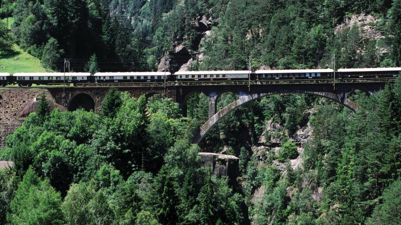 قطار فينيس سيمبلون أورينت إكسبريس الفاخر ينطلق نحو ساحل أمالفي لأول مرة في 2026 قطار فينيس سيمبلون أورينت إكسبريس الفاخر ينطلق نحو ساحل أمالفي لأول مرة في 2026