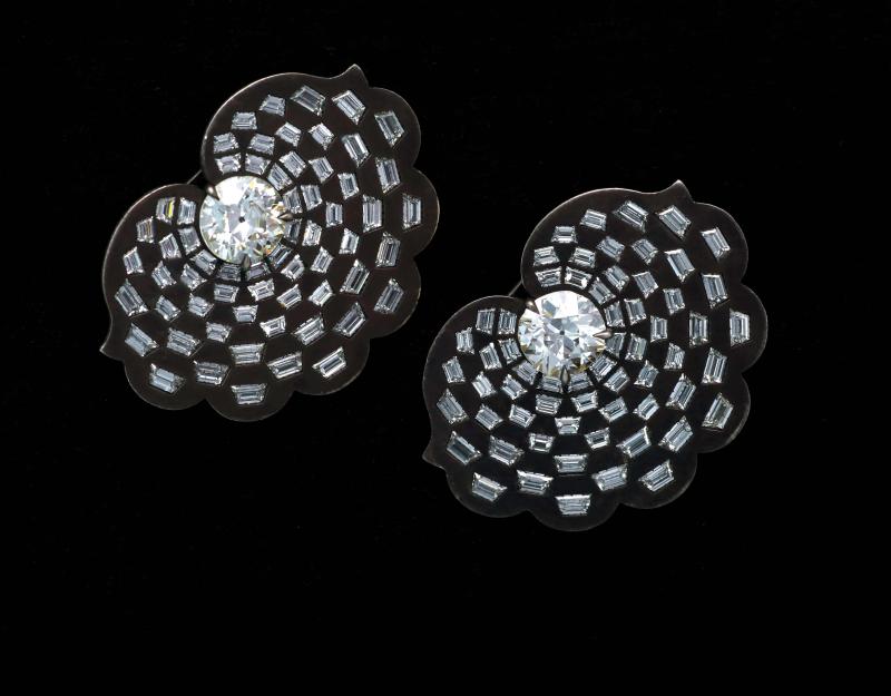 أقراط للأذنين تستحضر الأشكال الزخرفية المغولية، صيغت من الذهب ورُصّعت بالألماس.