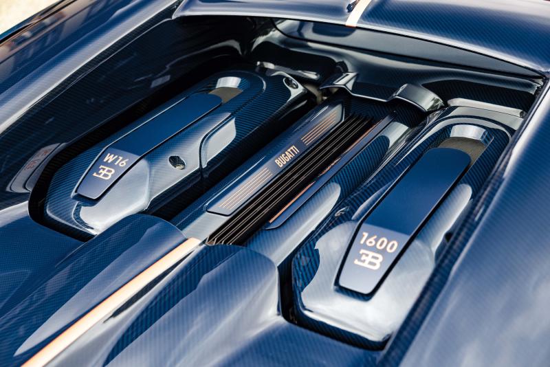 ينتج محرك W16، المدعوم بأربعة شواحن توربينية، نحو 1600 نيوتن متر من قوة عزم الدوران. 