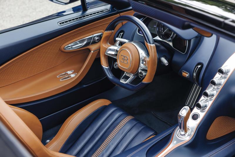 تتباهى المقصورة، التي تتدثر بكسوة جلدية، بمعاني أناقة غير متكلفة.