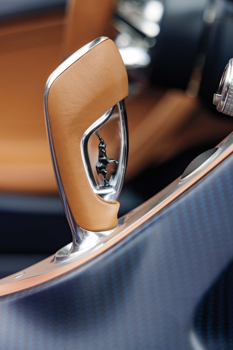 نسخة مصغرة من منحوتة الفيل الراقص لرامبرانت بوغاتي، مدمجة في عصا ذراع التبديل. 