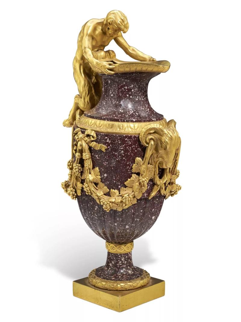 إبريق نادر من العصر الانتقالي