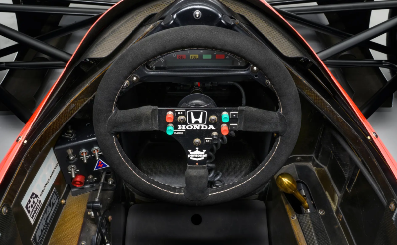 مزاد آر إم سوذبيز يستحضر مجد الفورمولا 1 بسيارة أيرتون سينا التاريخية